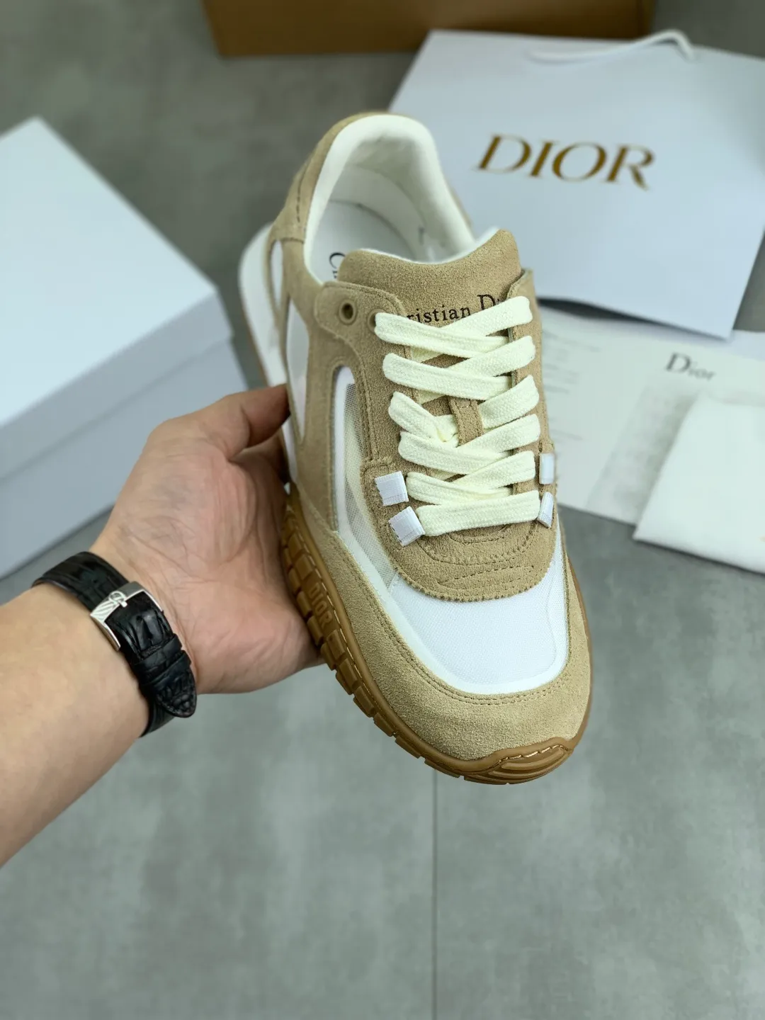 Men's men's shoes P560 new Dior Tech sneakers 2026 early spring series new products, with fashionable details, highlighting retro aesthetics. The light beige anti-suede cow leather upper is spliced ​​with apricot transparent mesh fabric on the side. The upper window edge is adhered with high-frequency flat ironing and back-pressure. It replicates the original craftsmanship, making it beautiful and comfortable without falling off. The interior is made of sheep lining of the same color and is soft and comfortable. The heel and tongue are embellished with the Paris logo. The textured TPU soles with the same color logo. The high-end version is exquisitely packaged with an airplane box, adding to the high-end style. Color: 4️⃣colors available Size: Female 35-41 Male 39-46